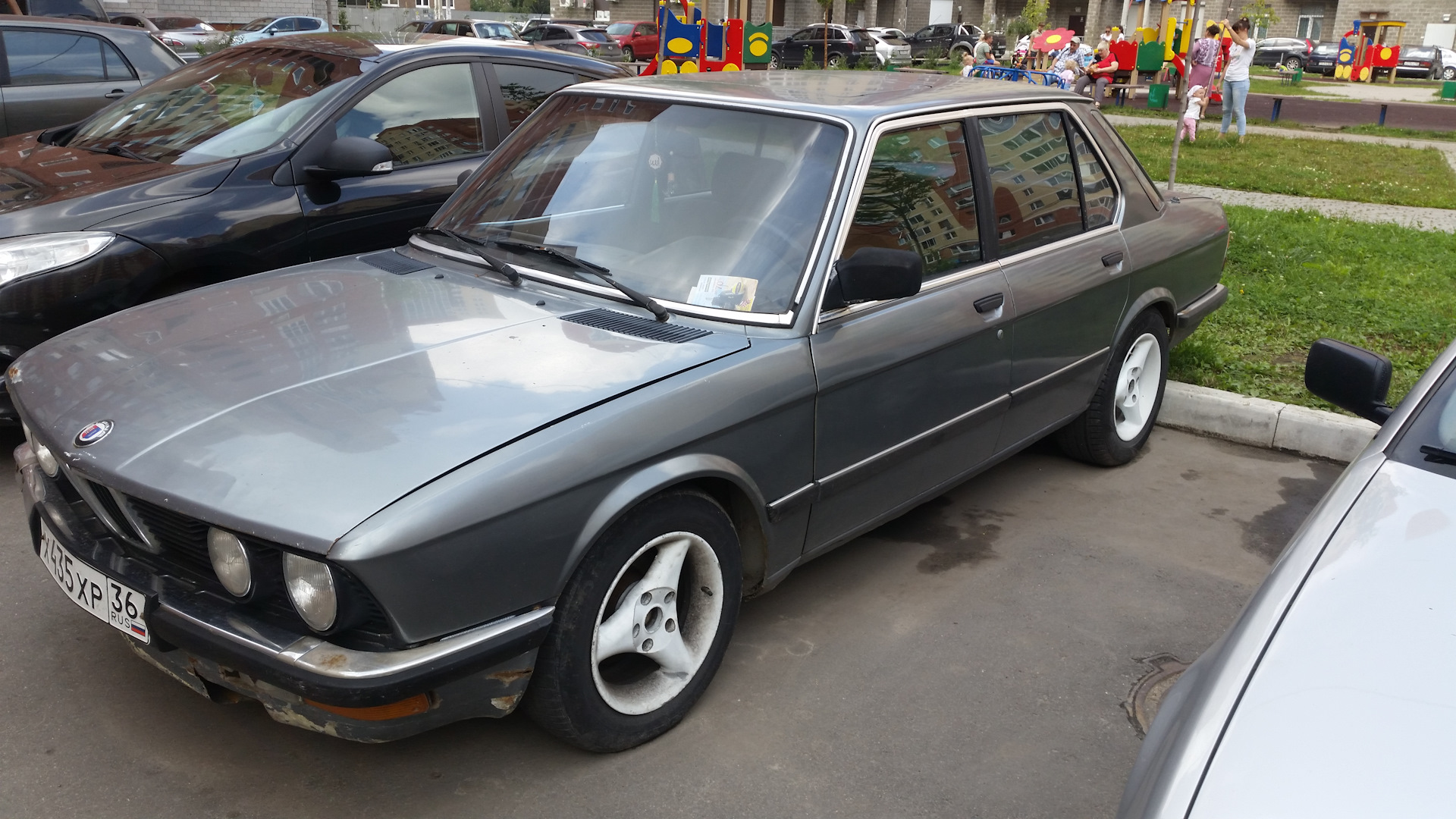 Серебристый 28. BMW 5 Series (e28).