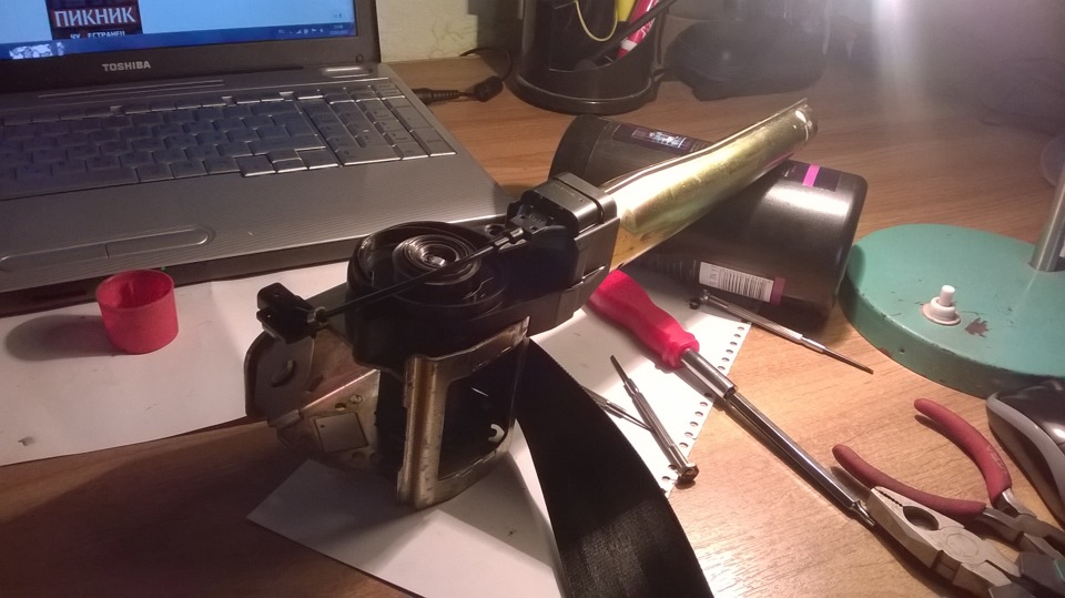 Ремонт пружины ремня безопасности — SEAT Cordoba (Mk I), 1,6 л, 1997 ...