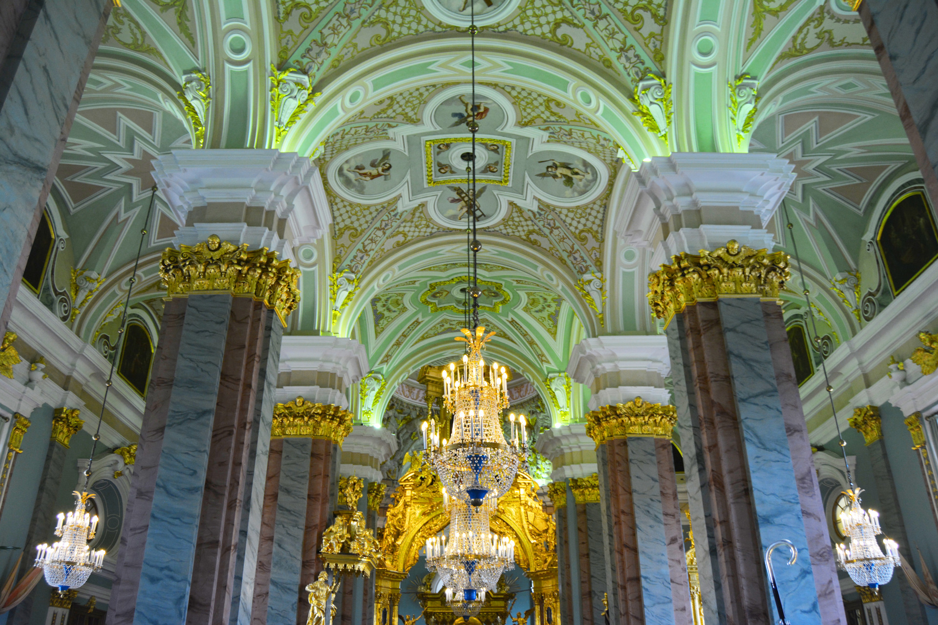 Интерьер Петропавловского собора в Санкт-Петербурге