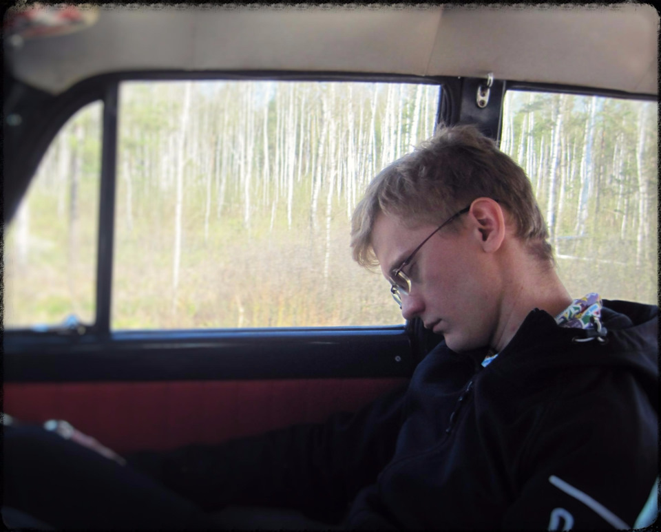 Димон! Однажды он проснулся и рассказал мне, что несколько лет прожил на первом этаже общежития напротив трамвайной остановки. Последний трамвай проходил в 3 ночи, а первый в 5 утра. Наверное, в той общаге было по-тише, чем в ревущем Москвиче, спросил я, но Димон снова заснул и не ответил мне. — Москвич 408