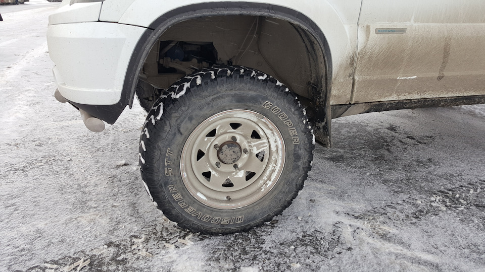 Амортизаторы bilstein на ниву шевроле. f4c2aa5s 960. Амортизаторы bilstein на ниву шевроле фото. Амортизаторы bilstein на ниву шевроле-f4c2aa5s 960. картинка Амортизаторы bilstein на ниву шевроле. картинка f4c2aa5s 960. Решил заморочиться в эти выходные и поставить пружины с Мерседеса МЛ500 на свою Шевроле Ниву) По времени вышло не так уж долго, делал все вместе с другом, справились, потратив где-то по 1.5 часа на каждую сторону. Самое суровое было лежать и стоять на коленях на бетонной плите зимой…( Сняли колесо с левой стороны