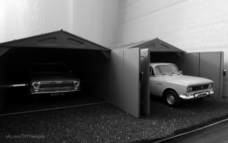 миниатюрный гараж для моделей. гараж с подъемными воротами для масштабных моделей. модель автомобильного гаража. диорама ferrari 1:64. гараж моделька.