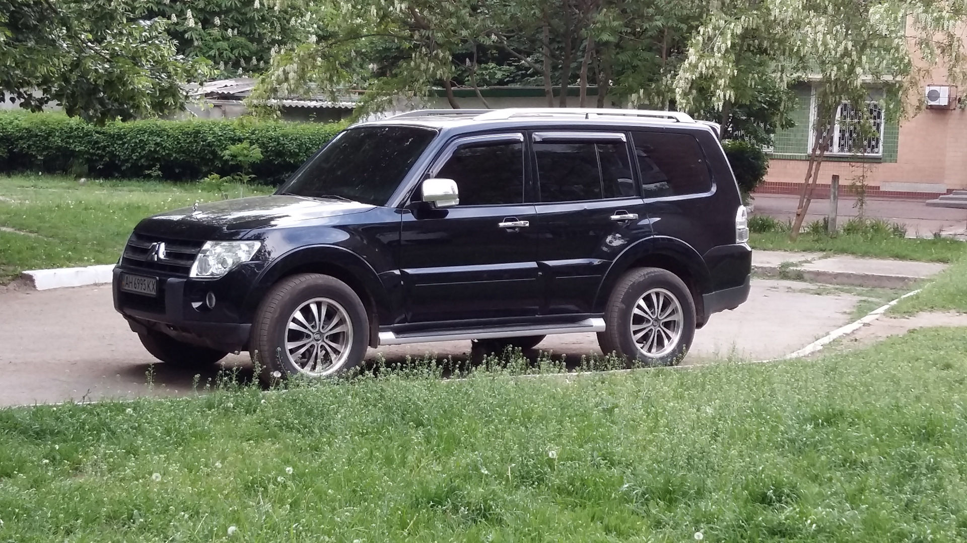 Диски паджеро. Митсубиси Паджеро 4 r18. Mitsubishi Pajero 3 на 18 дисках. Диски для Паджеро 4 18. Диски на Митсубиси Паджеро 4.