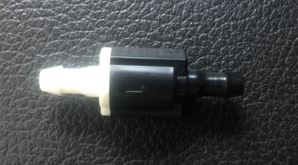 Обратный топливный клапан форд фокус. Обратный клапан в топливной системе дизеля форд фокус. 6. Клапан обратки форд фокус 1. Обратный клапан топливной системы форд фокус 2.