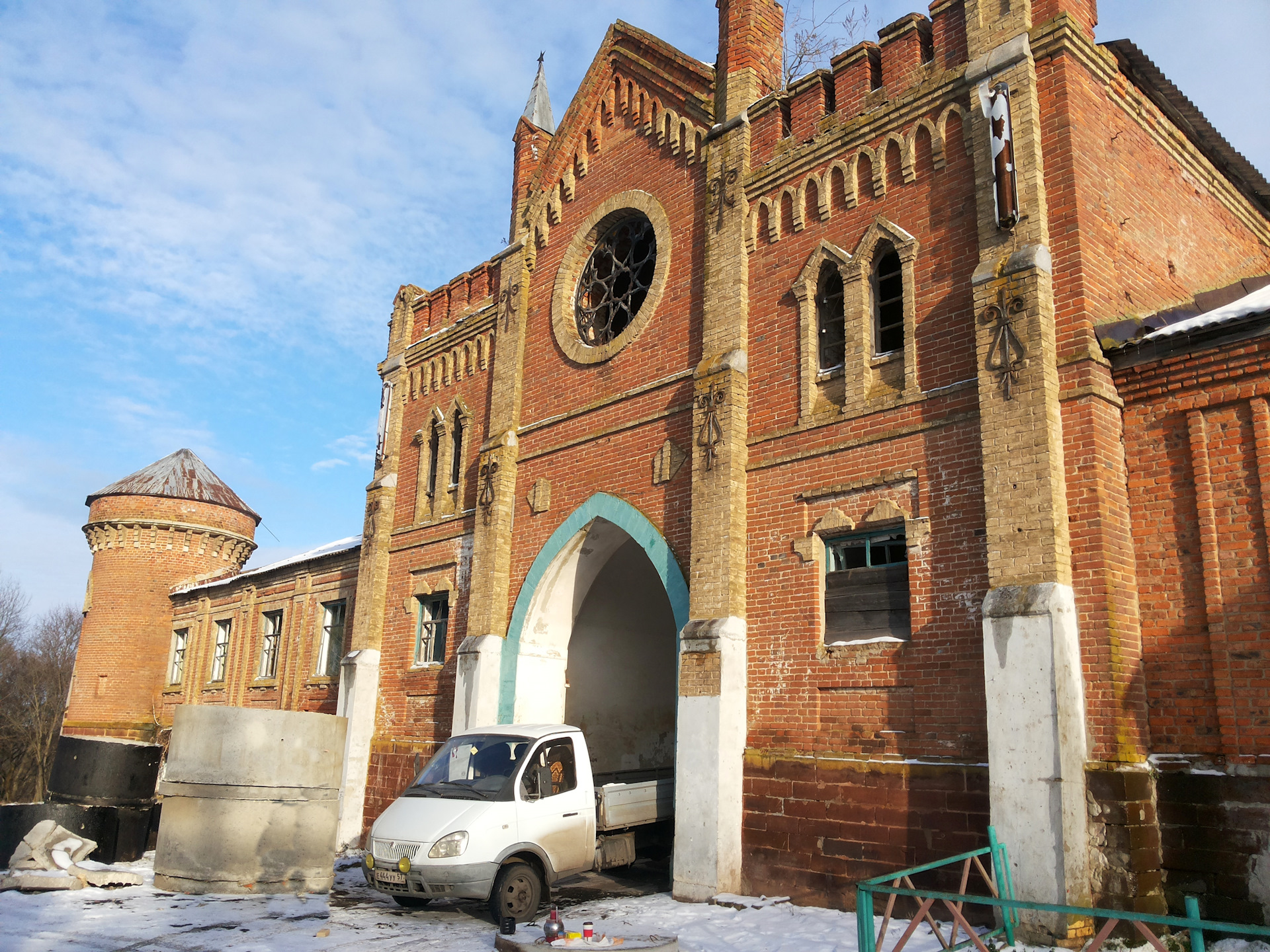 Долгом орловская область. Яковка Орловская область замок. Яковка Колпнянский район Орловская область. Охотников замок Яковка Орловская область. Усадьба Яковка Колпнянский район.