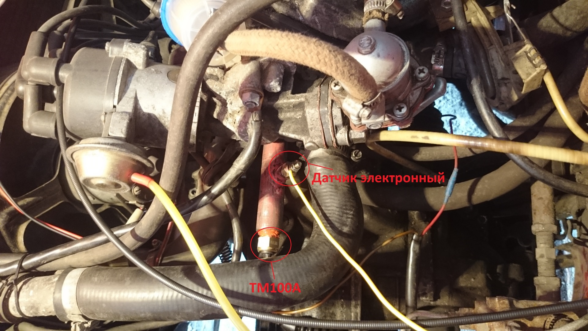 Таврия подключение. Датчик температуры Таврия 1102. ЗАЗ-1102 Таврия карбюратор. Датчик температуры на стрелку Таврия 1102. Датчик вентилятора Таврия.