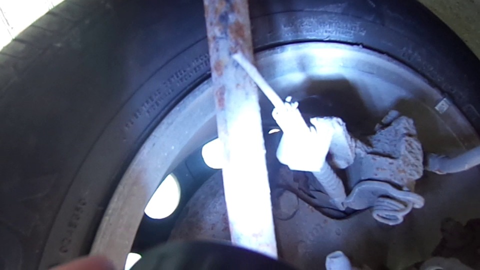 Установка задних тросов ручного тормоза. — Nissan Primera (P10), 2 л ...