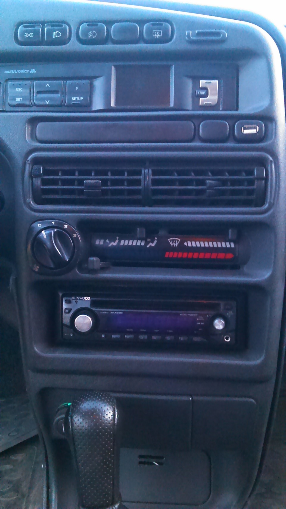 Usb зарядка в панель авто