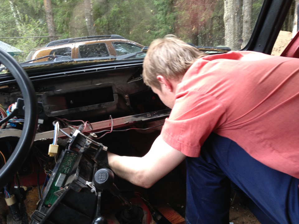 Обтяжка панели кожей — Lada 4x4 3D, 1,7 л, 1997 года | стайлинг | DRIVE2