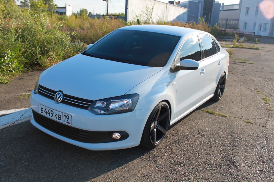 Черный VW Polo r17