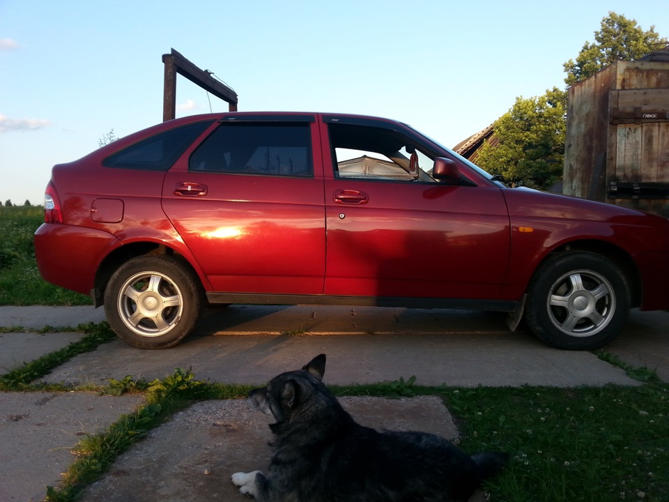 Приора приподнятая. Приора хэтчбек с рожками. Приора хэтчбек сток и - 70. 25 мм проставках приора. Задранная приора.