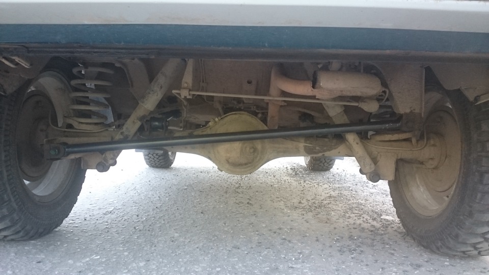 Оторвало реактивную тягу. Оторвало реактивную тягу ваз нива. Сгнили крепления реактивных тяг нива. Оторвало реактивную тягу на ниве шевроле. 20453119 кронштейн реактивной тяги.