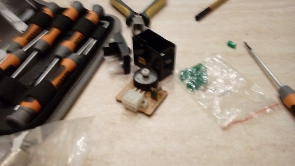 Замена лампочки подсветки корректора — Chevrolet Aveo Sedan (1G), 1,4 л ...