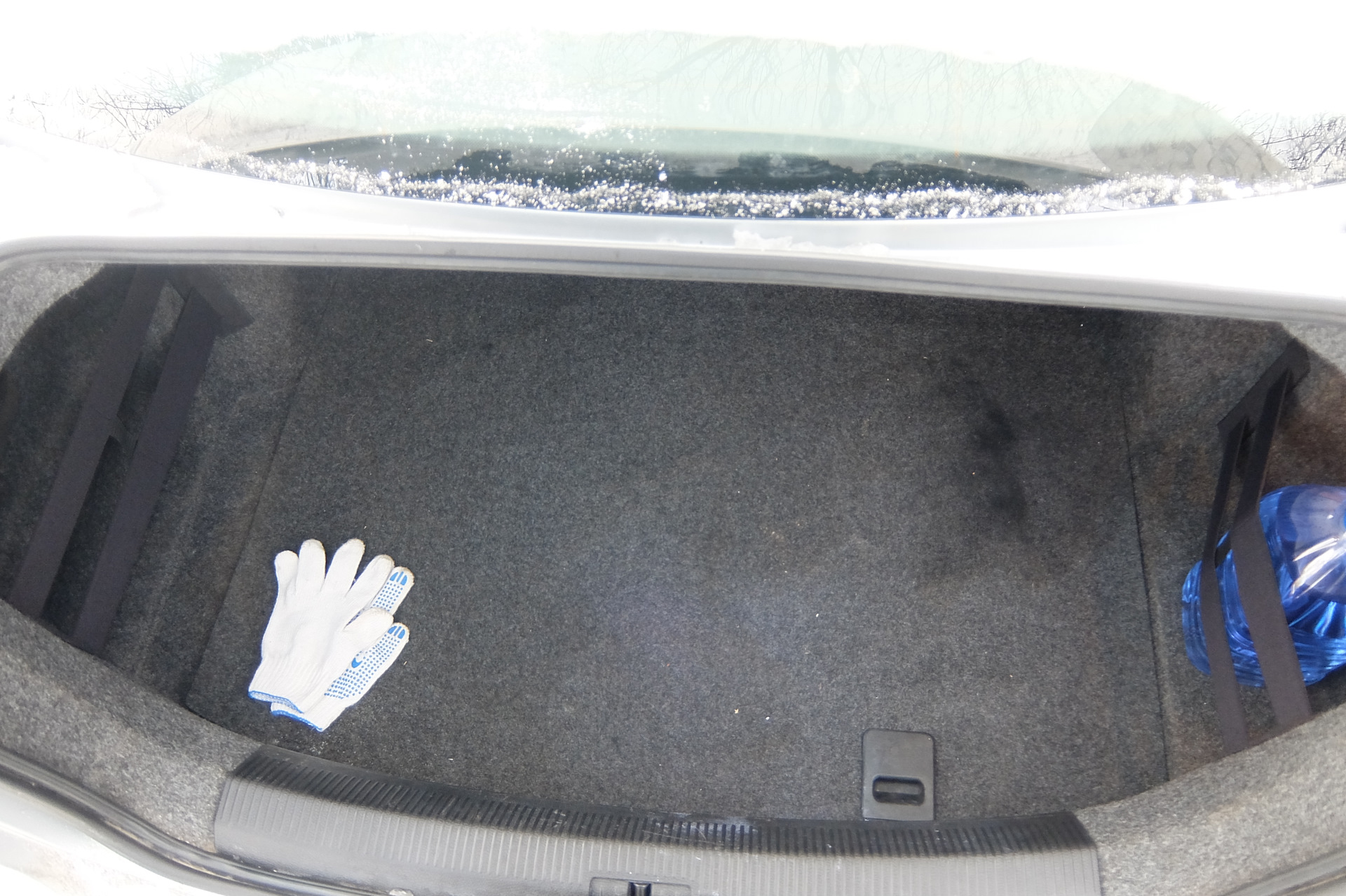 Удерживающие резинки в багажник — Volkswagen Jetta V, 1,6 л, 2008 года ...