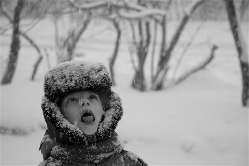 Падал старый снег. Мальчик зимой. Мальчик в снегу. Детство зима. Дети в снегу.