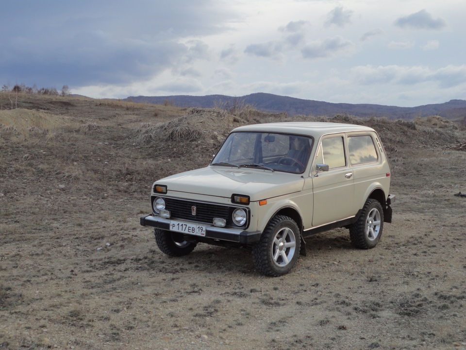 Пермская нива. Lada (ВАЗ) 2121 (4x4) Niva Legend. ВАЗ 2121 бежевый. КИК Медео на ниву 2121. ВАЗ 2121 Нива маленькие колеса.