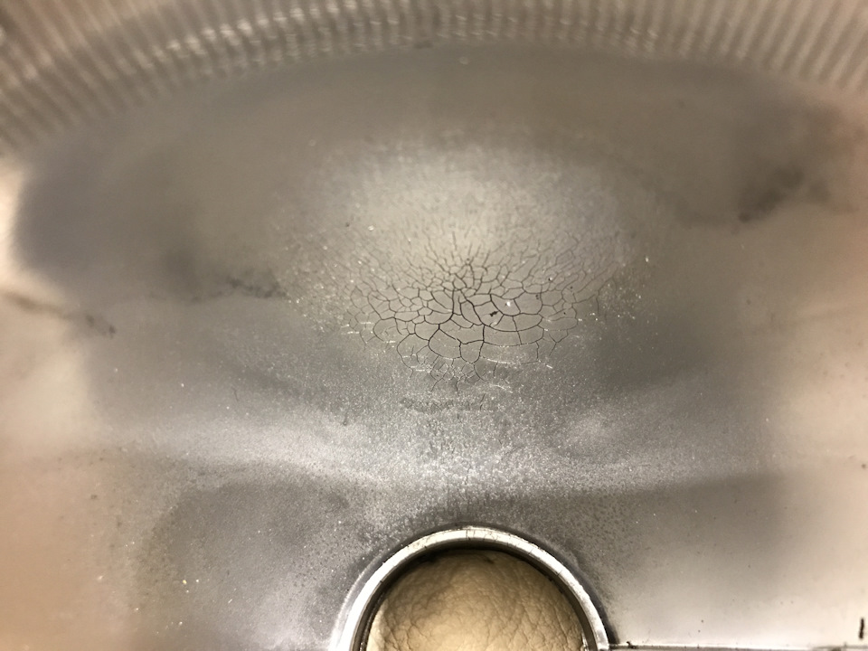 Вообще удивлён как вообще свет фар было видно 🤷‍♂️ Линза — запотевшая, отражатель — протух, лампы — старые, стекла 😞 — чудеса 😂 — Audi Allroad (C5)