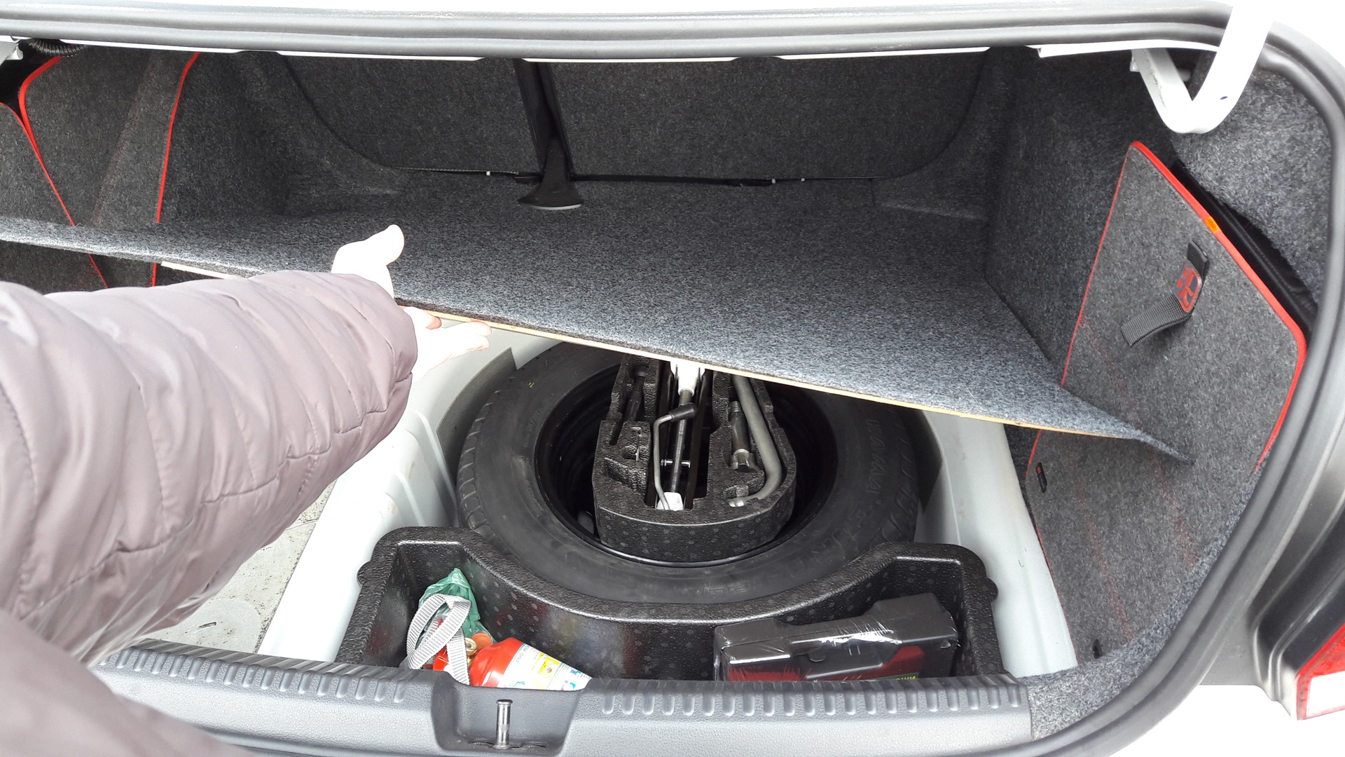 Что находится в багажнике фольксваген поло седан