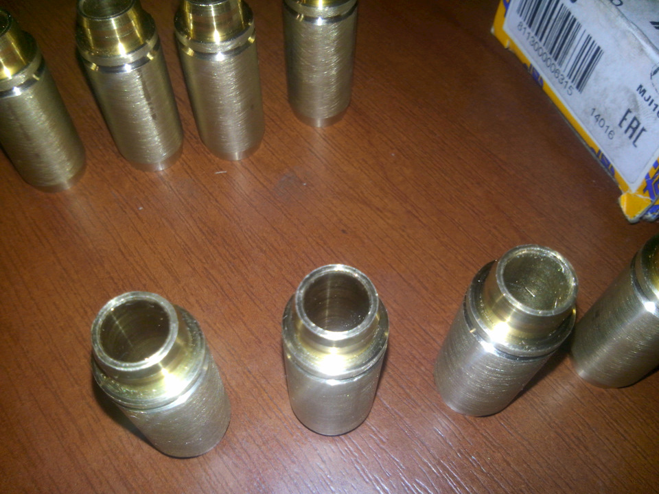 УЖЕ ПЕРЕДЕЛАННЫЕ ПОД ВАЗ — Бронзовые направляющие клапанов от ALFA ROMEO G3110 — Lada 21093i. Запчасти на фото: G3110