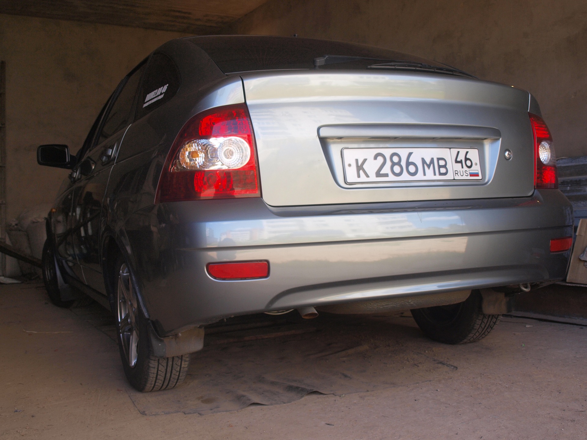 День. Гараж. Фонарь. Багажник. — Lada Приора хэтчбек, 1,6 л, 2008 года ...