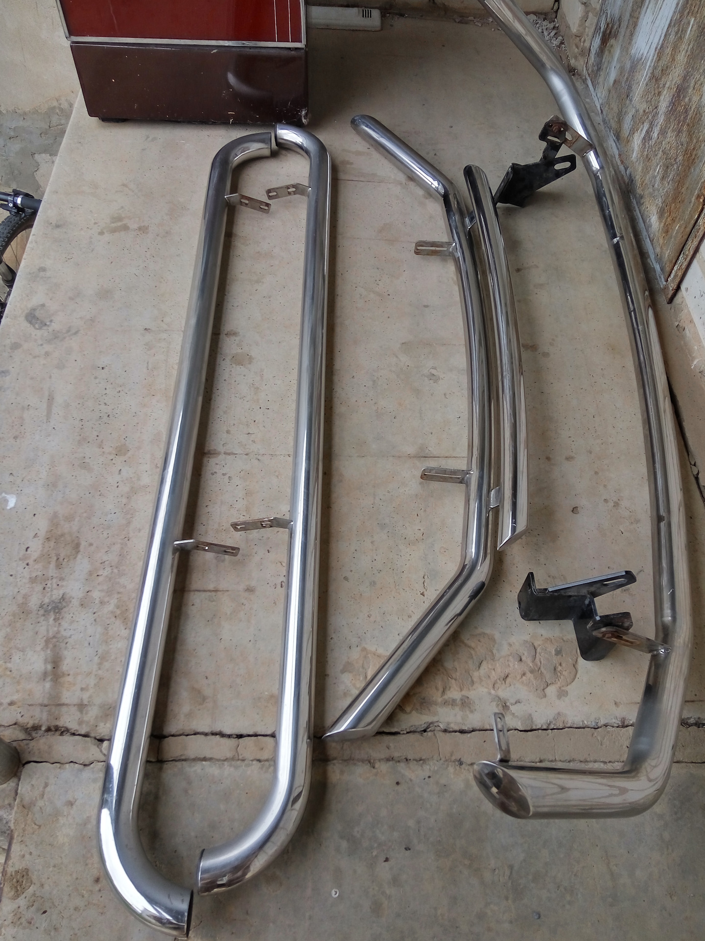 обвес из труб. подножки сузуки гранд витара. обвес порогов нива шевроле. дуги honda cr-v 2. обвесы трубы.