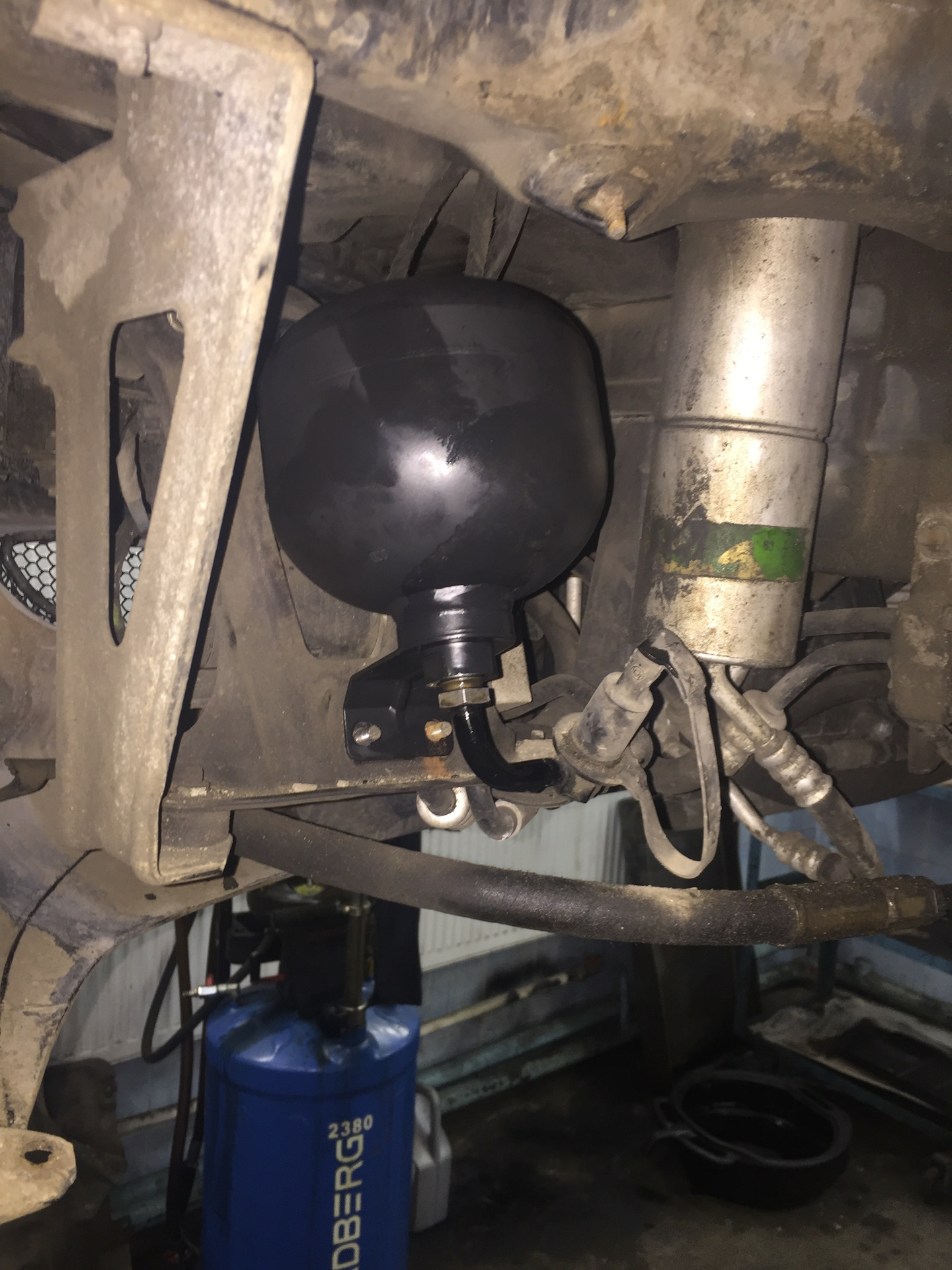 Замена гидроаккумулятора передних клапанов — Mercedes-Benz S-Class ...