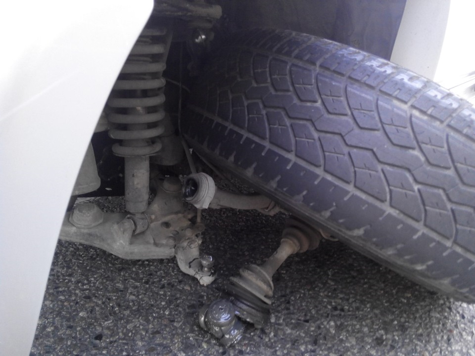 Оторвало ось. Взорванное колесо прицепа тонар. Оторвало ось. Оторвало задний мост. Оторвало ось.