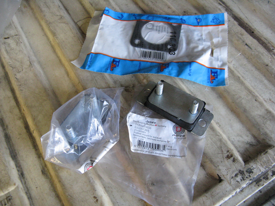 Кронштейны глушителя и прокладка приёмной трубы — Volkswagen Transporter T3