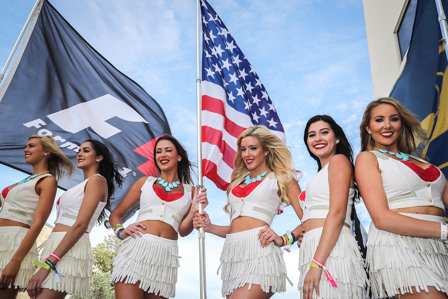 Девчонки называются. Грид-гёрлз в формуле 1 Корея. Гранд герлз. Grid girls Formula 1 USA. Грид герлз в белом.