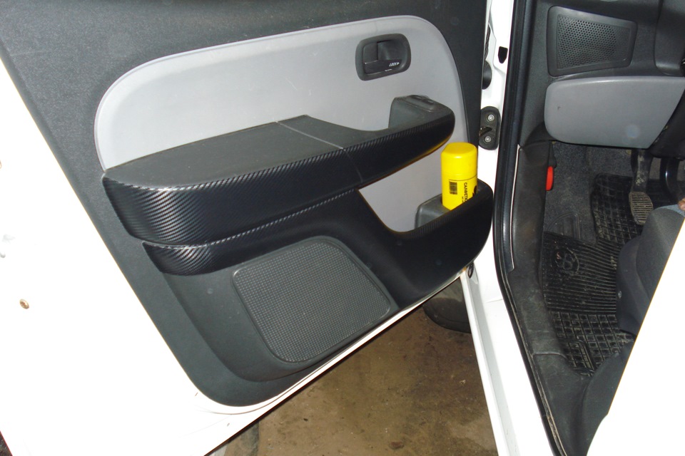 Оклейка карт двери пленкой под карбон — FIAT Doblo (1G), 1,3 л, 2006 ...