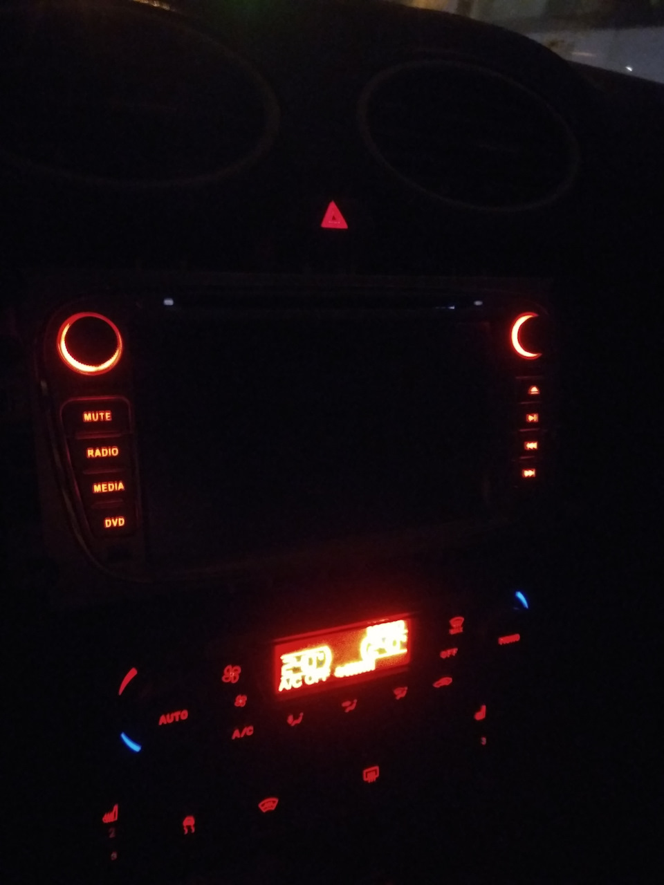 Вырубается магнитола! ХХХХЕЕЕЕЛЛЛЛППП! — Ford Focus II Hatchback, 1,8 л ...