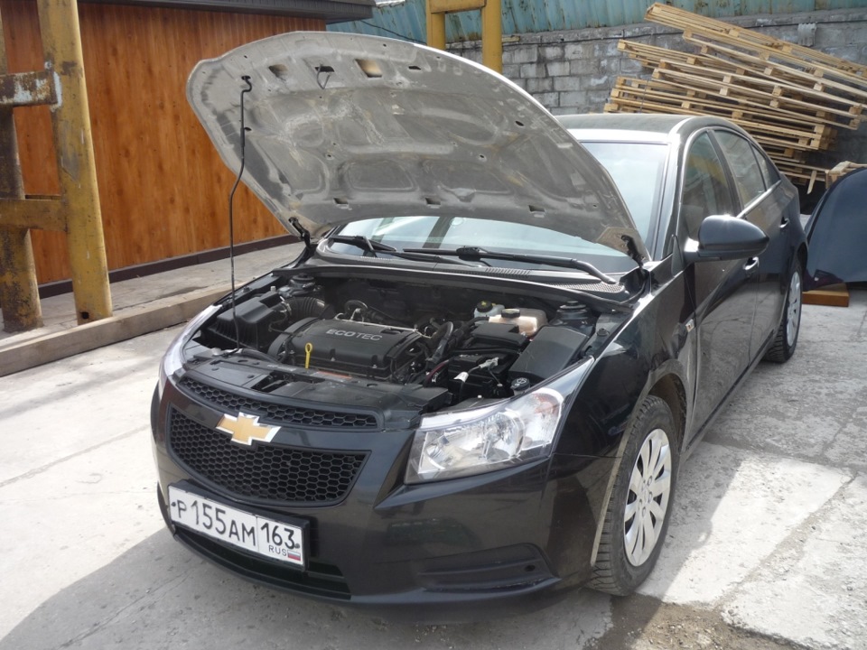 Капот круз. Капот Chevrolet Cruze. Шевроле Круз открытый капот. Chevrolet Cruze капот с жабрами. Шевроле Круз с открытым капотом.