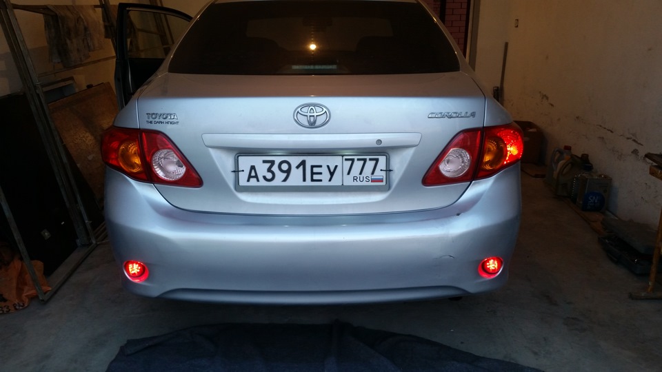 Свет королла. Toyota Corolla 2008 arka far. Corolla 2008 задний. Toyota Corolla 2008 с двумя глушителями. Королла 2008 сзади.