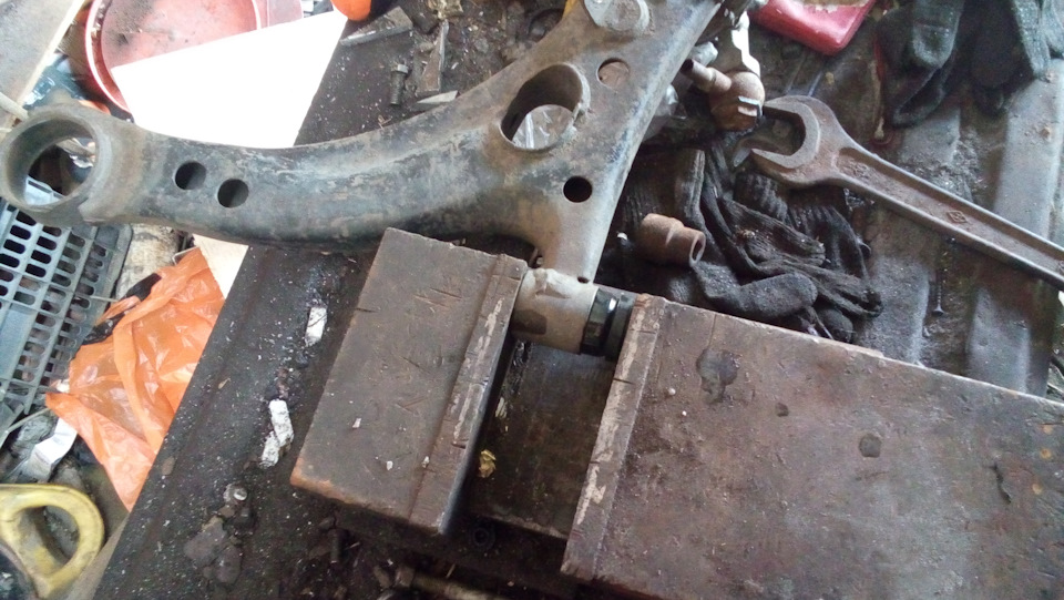 передний — Toyota Carina E