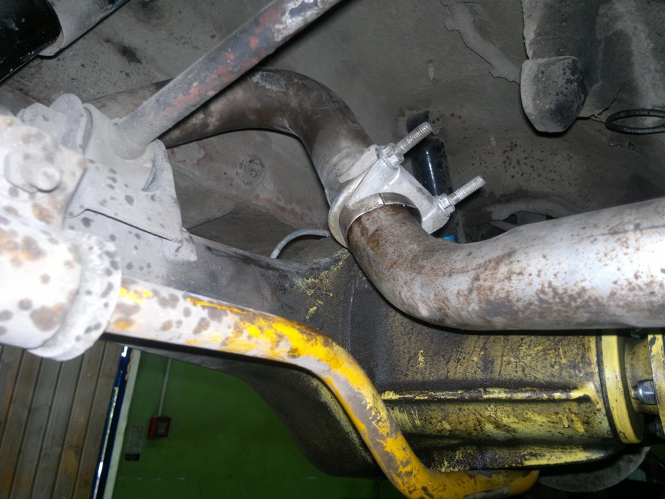 Резонатор или пламегаситель в чем разница. f55f652s 960. Резонатор или пламегаситель в чем разница фото. Резонатор или пламегаситель в чем разница-f55f652s 960. картинка Резонатор или пламегаситель в чем разница. картинка f55f652s 960. все эти типы деталей делятся на обычные, полупрямоточные и прямоточные. думаю разницу пояснять не надо.я коснусь вопроса прямоточных, почему именно их? наши движки не такие уж и шумные, но недостаток коллекторов есть, отсутствует резонатор (его роль заменяет катализатор), но хочется минимум шума и максимум комофорта.чем плохо прогорание выхлопной? потерей вакума и подсосом воздуха в систему. не секрет, когда мы отпускаем ногу с педали газа, резко падает объем выхлопных газов (ВГ), что приводит к эффекту обатной волны, ВГ начинает втягивать обратно. если есть воздух — много тянет, что очень плохо сказывается на тяге. и не приятный шум и рев, при разгазовке (обратный эффект).пламегасители и резонаторы почти не имеют отличий — в первых более плотная и качественная набивка, обычная базальтовая мимниральная вата, и специальный рисунок из отверстий, на внутреннем патрубке. поскольку у нас турбина, за ней есть смысл ставить резонатор. в моем случае прямоточный коротыш, который поглотит и притушит вибрацию и бас. Резонатор или пламегаситель в чем разница. f55f652s 960. Резонатор или пламегаситель в чем разница фото. Резонатор или пламегаситель в чем разница-f55f652s 960. картинка Резонатор или пламегаситель в чем разница. картинка f55f652s 960. все эти типы деталей делятся на обычные, полупрямоточные и прямоточные. думаю разницу пояснять не надо.я коснусь вопроса прямоточных, почему именно их? наши движки не такие уж и шумные, но недостаток коллекторов есть, отсутствует резонатор (его роль заменяет катализатор), но хочется минимум шума и максимум комофорта.чем плохо прогорание выхлопной? потерей вакума и подсосом воздуха в систему. не секрет, когда мы отпускаем ногу с педали газа, резко падает объем выхлопных газов (ВГ), что приводит к эффекту обатной волны, ВГ начинает втягивать обратно. если есть воздух — много тянет, что очень плохо сказывается на тяге. и не приятный шум и рев, при разгазовке (обратный эффект).пламегасители и резонаторы почти не имеют отличий — в первых более плотная и качественная набивка, обычная базальтовая мимниральная вата, и специальный рисунок из отверстий, на внутреннем патрубке. поскольку у нас турбина, за ней есть смысл ставить резонатор. в моем случае прямоточный коротыш, который поглотит и притушит вибрацию и бас.