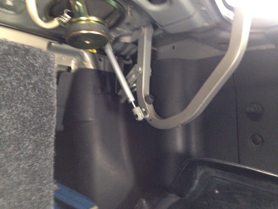 Открывание багажника акцент. Газлифт на капот акцент. Открывание багажника акцент. Пружинка на замке багажника акцент. Улучшить открывания багажника хендай акцент тагаз.