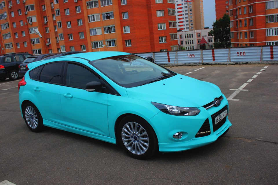 Синий Ford Focus 2 седан в пленке