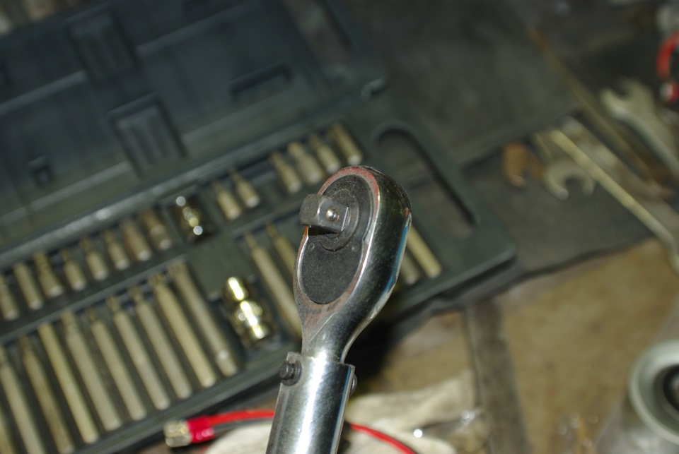 Вот такой квадрат(3/8), только по длиннее, этим не получилось, т.к. ремень мешает. — Peugeot 607