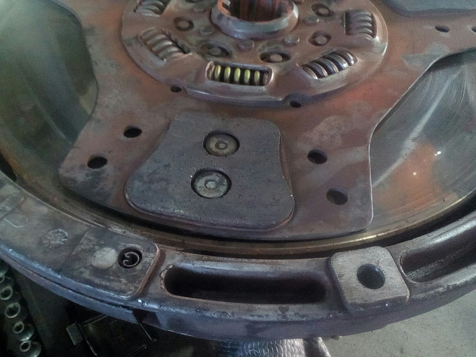 Замена сальника кпп и сцепления — Фредлайнер FL70, 6 л, 2002 года ...