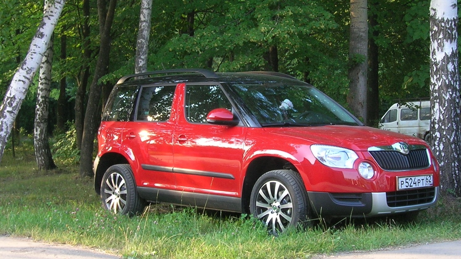 Красный йети. Шкода етти красная. Skoda Yeti красный. Шкода Йети красная 2014. Шкода Йети 2008 красно белая.