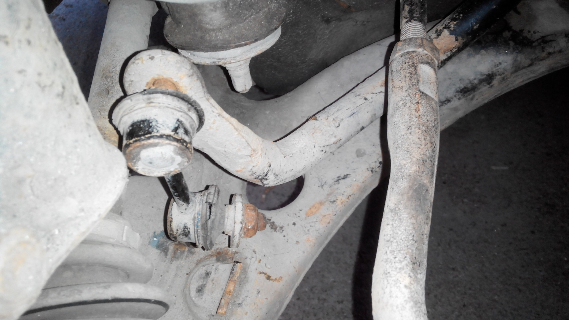 Оторвало ухо стойки стабилизатора. Стойка стабилизатора рено симбол 1. Оторвалась стойка стабилизатора. Оторвало стойку стабилизатора. Qx56 оторвало стойку стабилизатора.