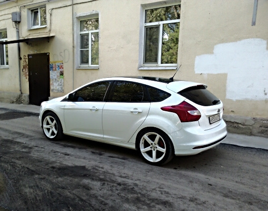 Ford Focus 3 белый хэтчбек на r18