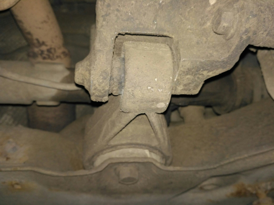 Опора двигателя задняя(восьмёрка) — Ford Focus Sedan I, 2 л, 2000 года ...