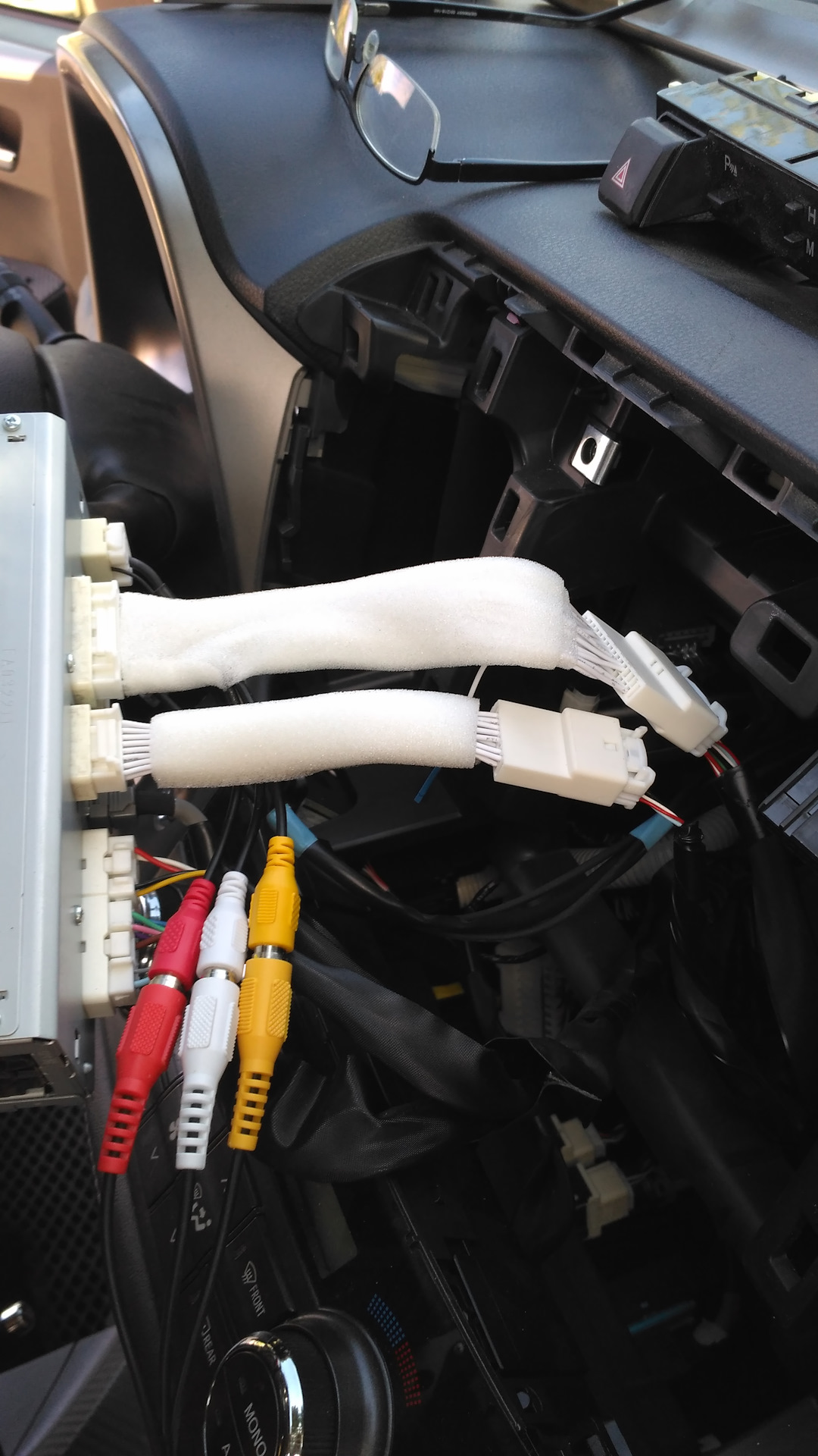 Как подключиться к тойота рав 4. Как подключиться к тойота рав 4. Магнитола с климат контролем рав4 4 поколения. Как подключиться к тойота рав 4. Hiworld подключение штатной камеры vezel.