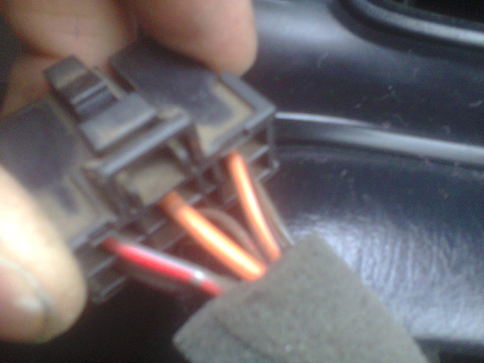 Эту фишку я вытащил рядом где управление зеркалами! — Nissan Bluebird (U14)