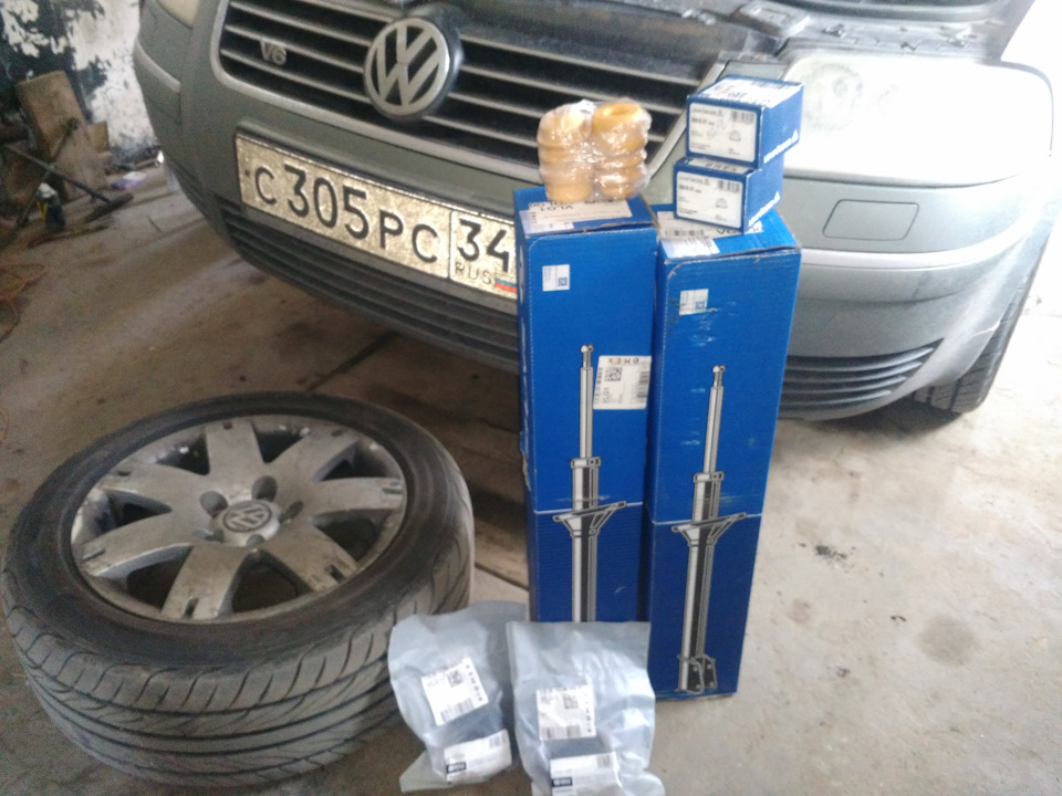 Замена передних амортизаторов и опор. — Volkswagen Passat B5, 2,8 л ...
