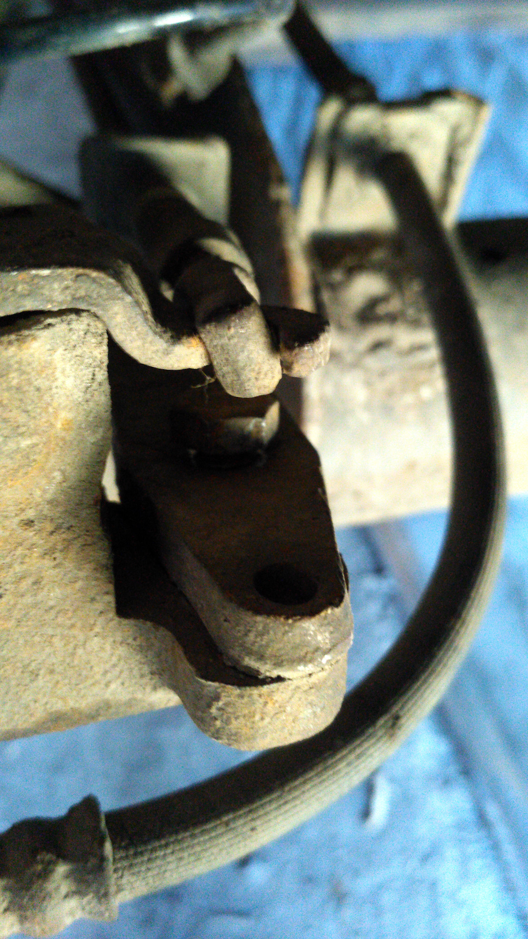 Чистка поршня заднего суппорта — Nissan Almera II (N16), 1,8 л, 2000 ...