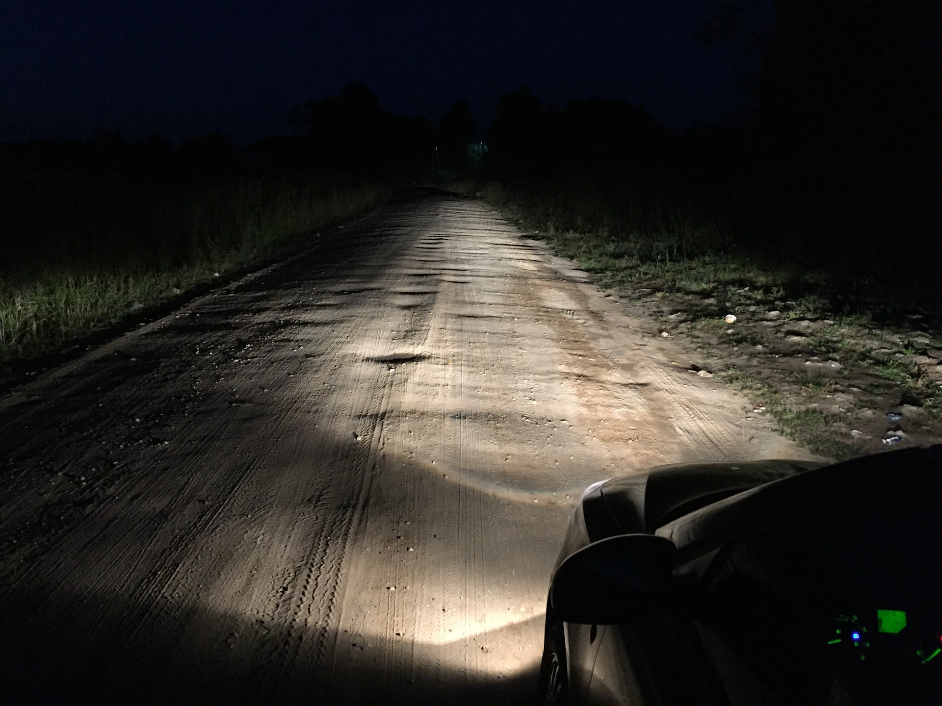 Проселочная дорога ночью