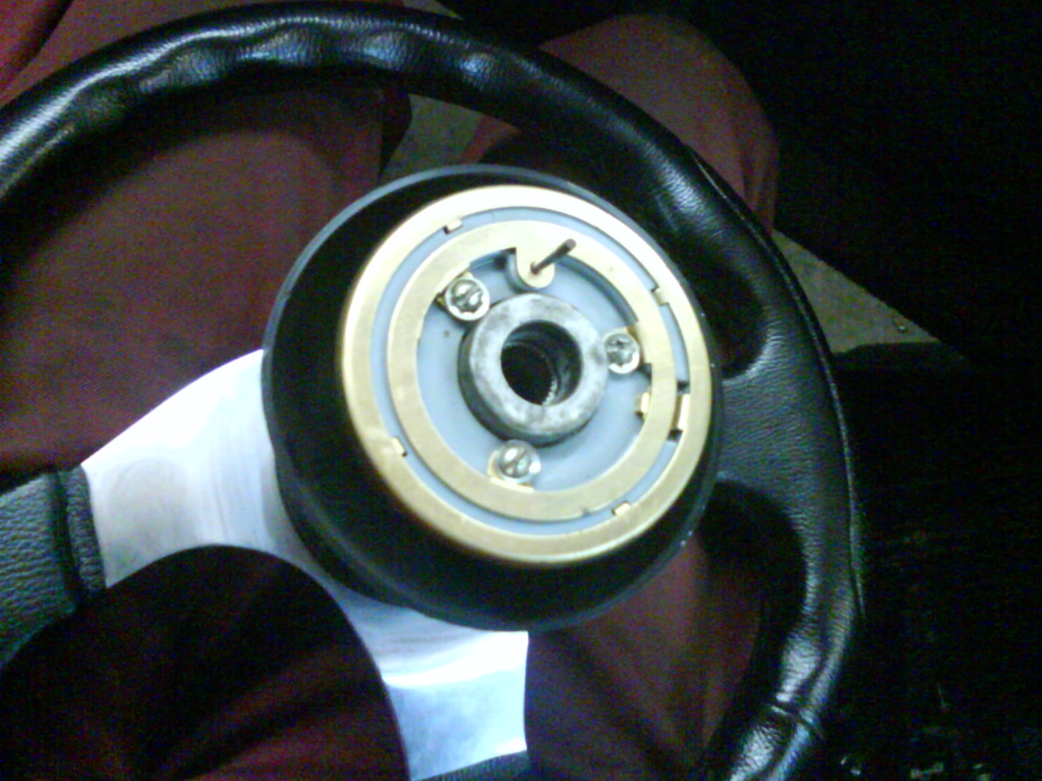 Рулевой сигнал. Сигнал на руле ваз 2107. Контактная группа сигнала на руль газ 31105. Кнопка звукового сигнала ваз 2107. Звуковой сигнал ваз 21213.