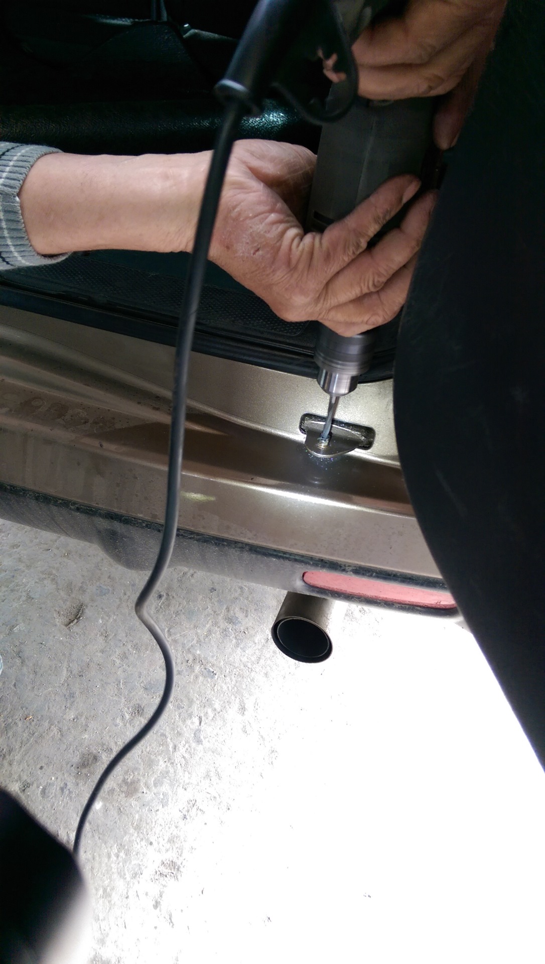 Сломал болт на креплении амортизатора багажа ))) — Honda CR-V (RD4, RD5 ...